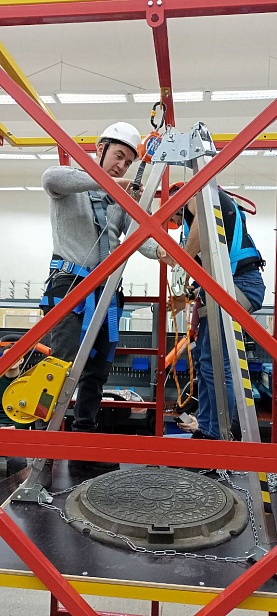 г. Новый Уренгой, ЧПОУ "Газпром техникум" используют "Альпинист 2.0" для отработки навыков на высоте.