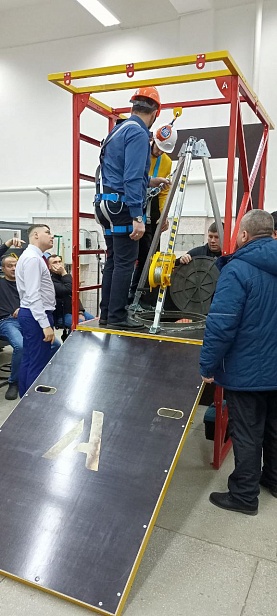 г. Новый Уренгой, ЧПОУ "Газпром техникум" используют "Альпинист 2.0" для отработки навыков на высоте.